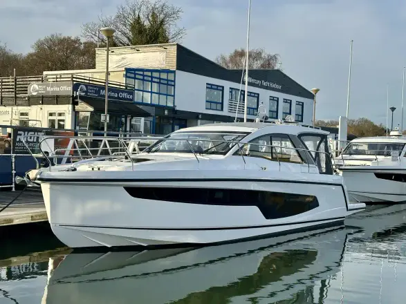 Sealine S335 新しいボートが出航準備完了