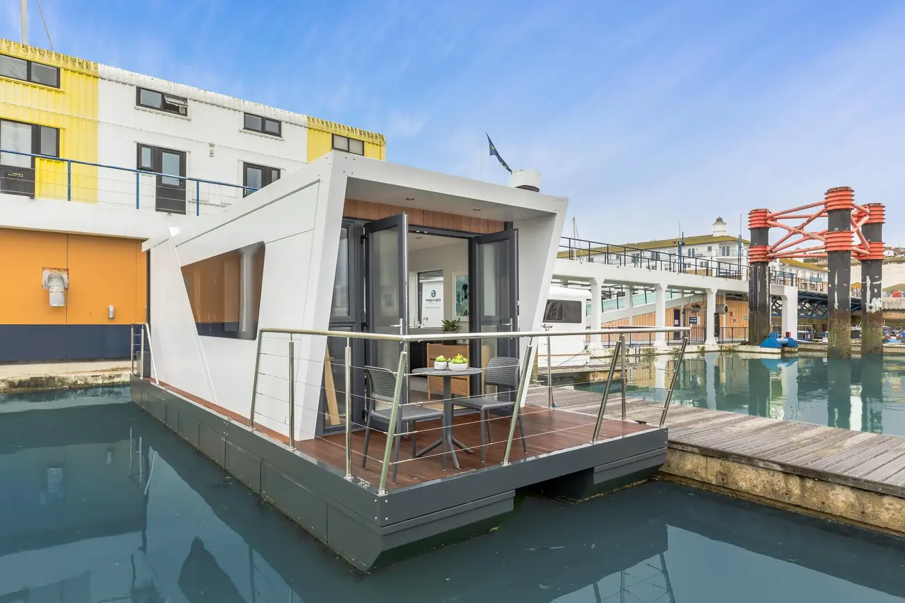 Bluefield M250 Future order M250 Floating Home @ Limehouse