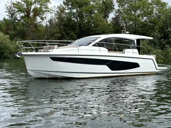 Sealine C335