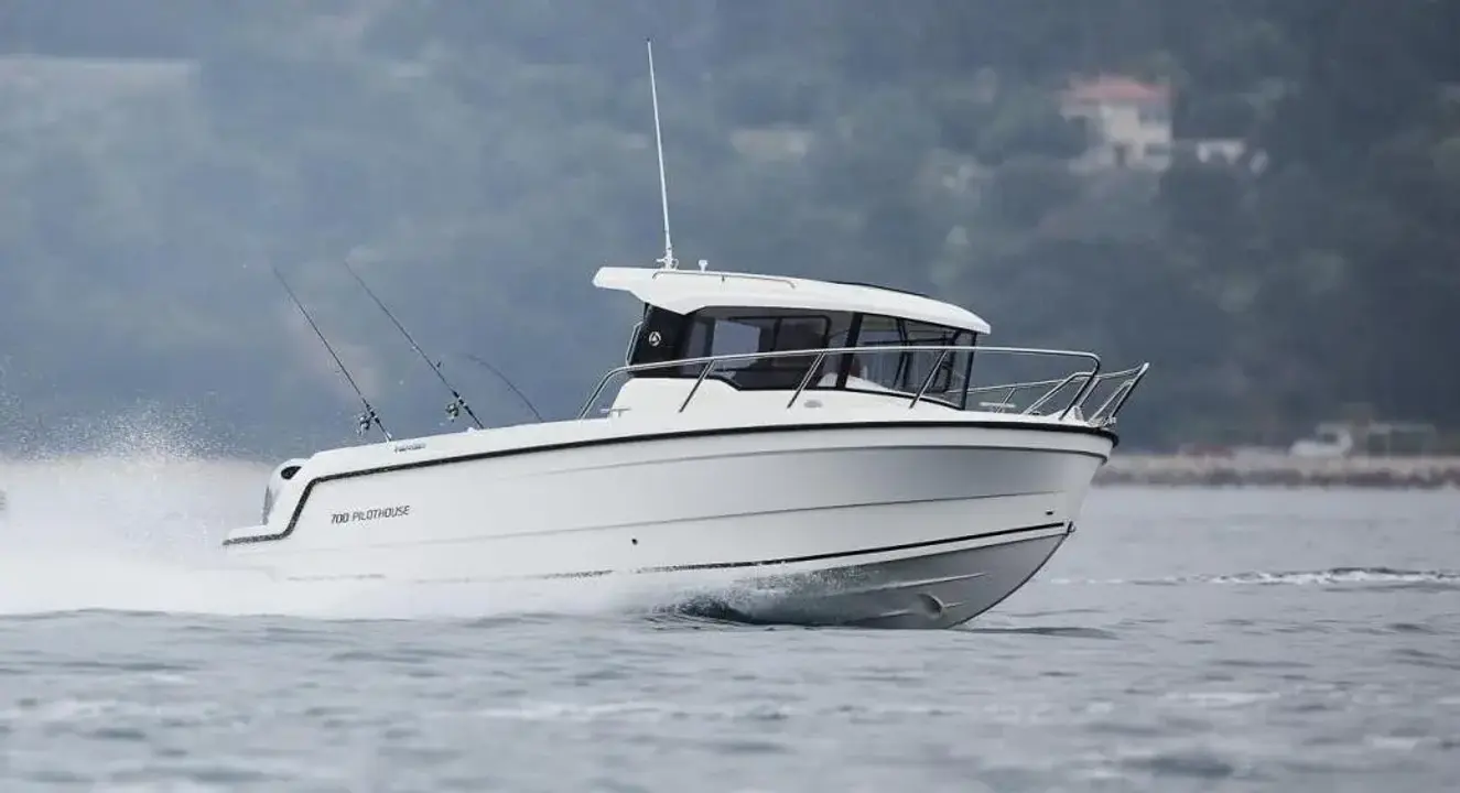 Parker 	700 Pilothouse