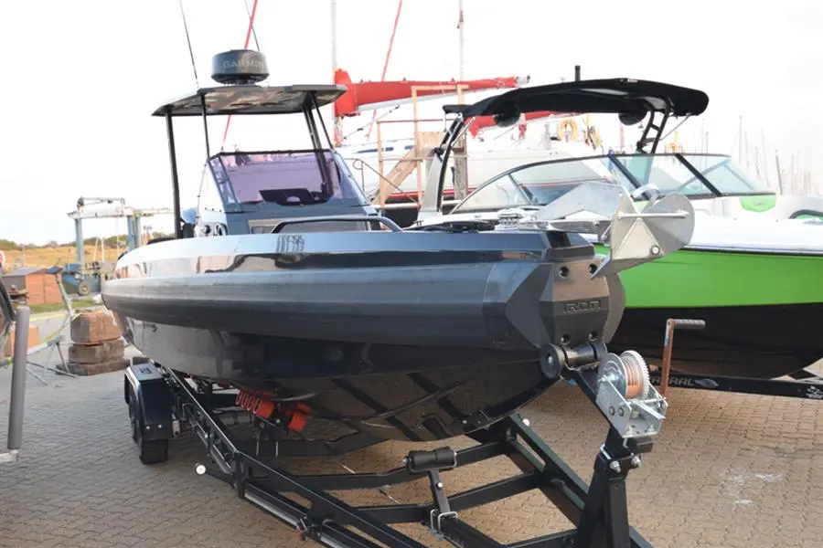 Iron Boats 767 T Top