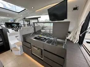 Thumbnail von Sealine C335 As New Condition