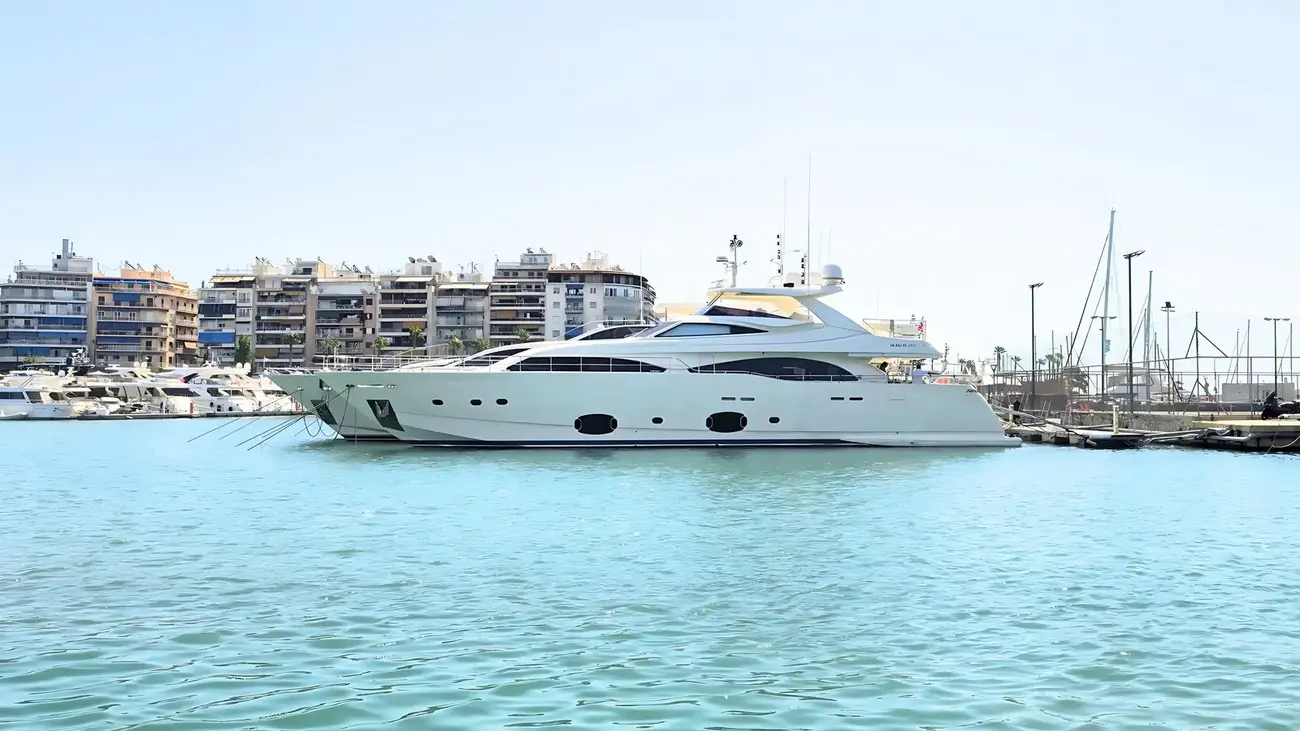 Ferretti Yachts 	Custom Line 97
