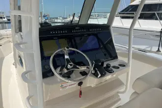 Thumbnail von Boston Whaler 330 Outrage