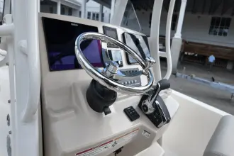 Thumbnail von Boston Whaler 220 Dauntless