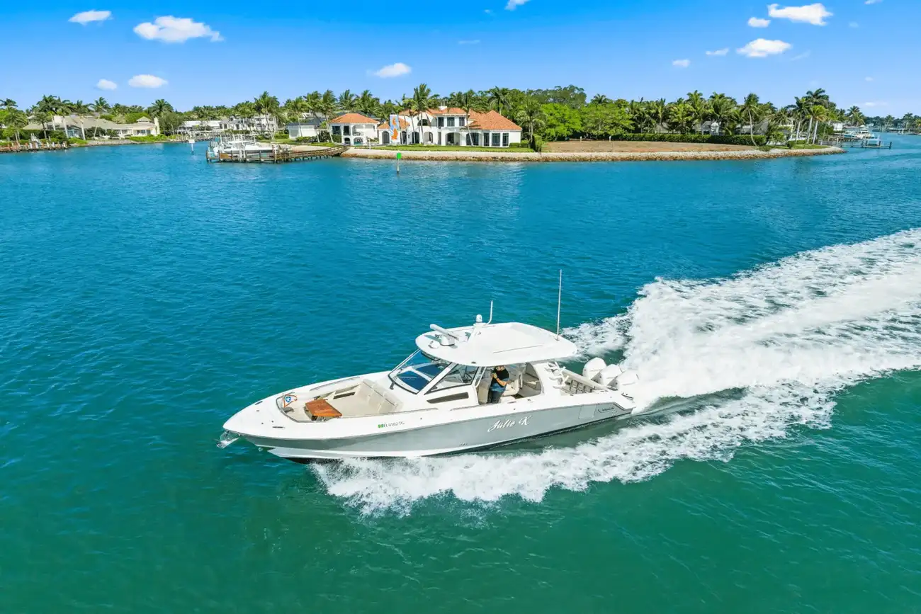 Boston Whaler 350 Realm