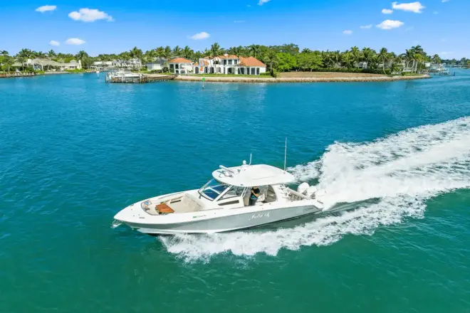 Boston Whaler 350 Realm
