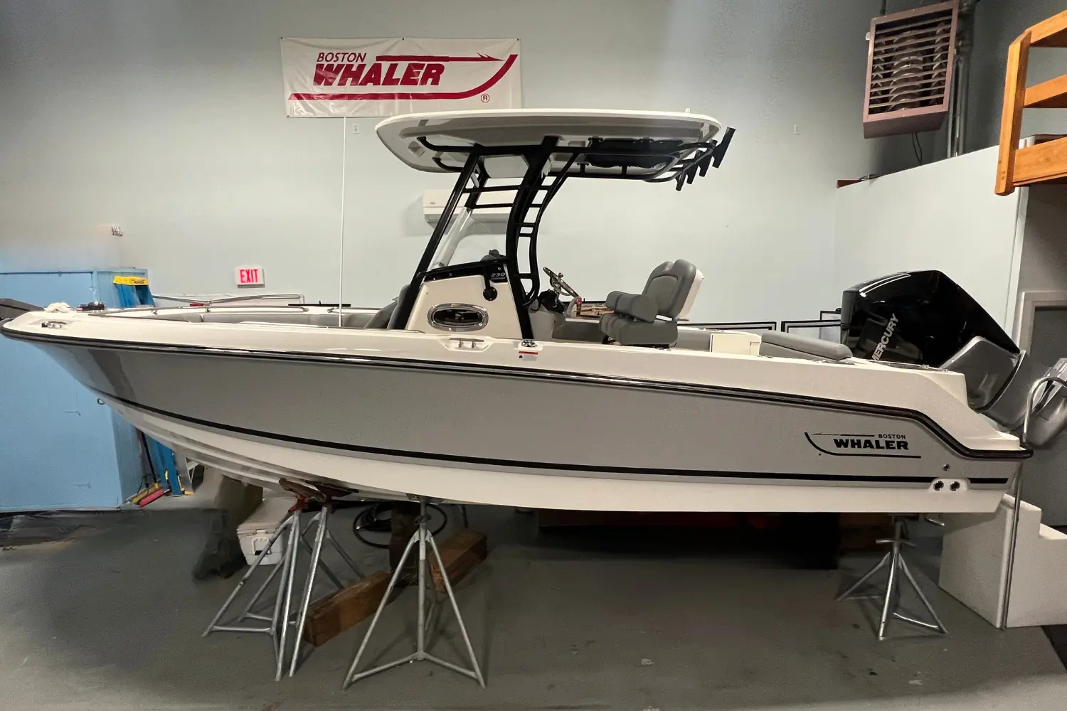 Boston Whaler 230 Outrage
