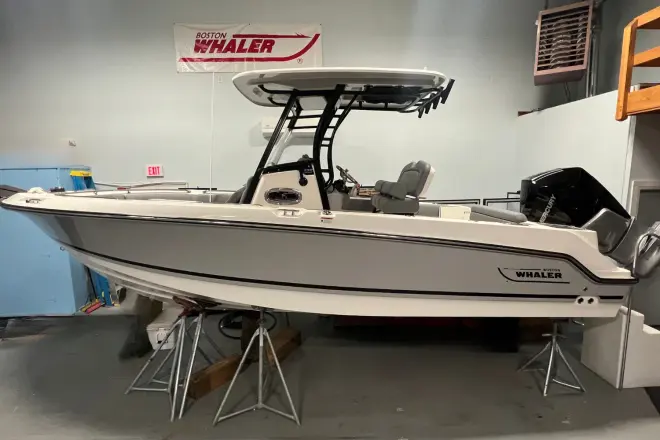 Boston Whaler 230 Outrage