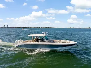 Thumbnail von Boston Whaler 380 Outrage