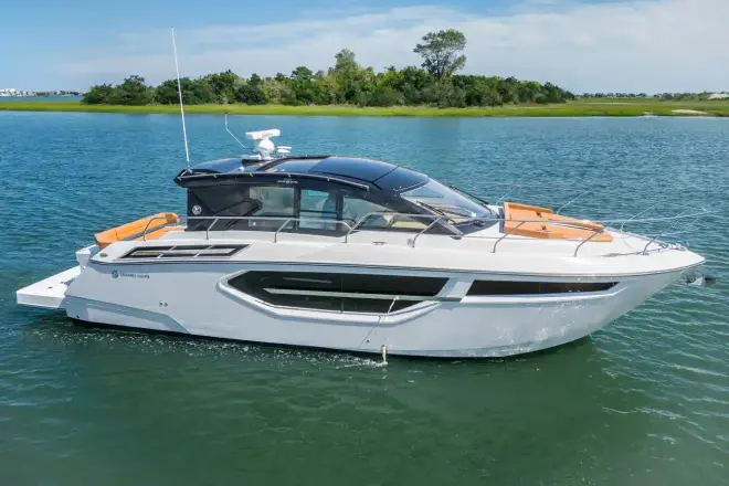 Cruisers Yachts 42 Cantius