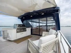 Thumbnail von Hatteras 	100 Motor Yacht  Living the Experience