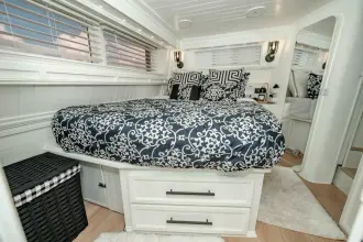 Thumbnail von Cruisers Yachts 3850 Aft Cabin Bada Bing