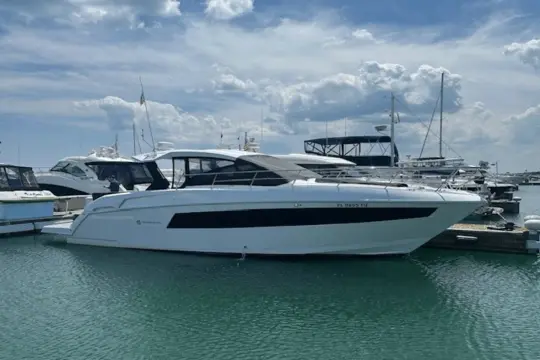 Cruisers Yachts 390 Express Coupe
