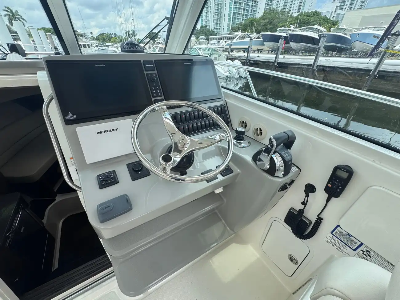 Thumbnail von Boston Whaler 345 Conquest