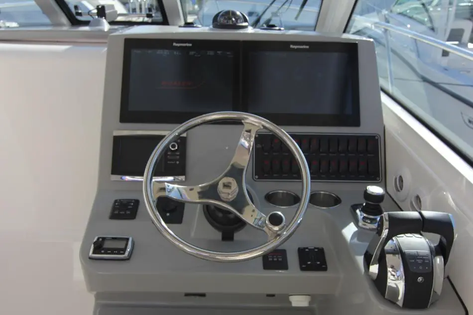 Thumbnail von Boston Whaler 345 Conquest