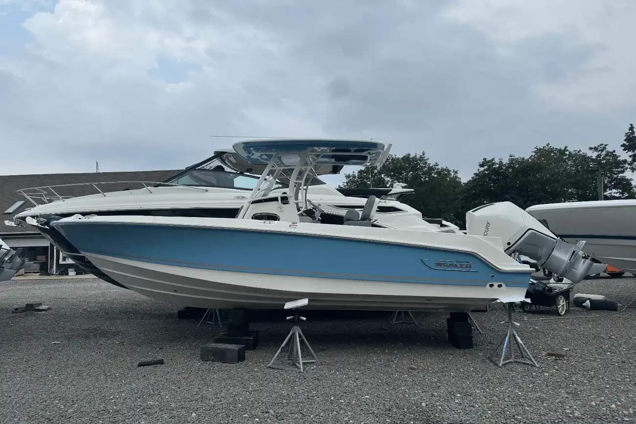Boston Whaler 230 Outrage