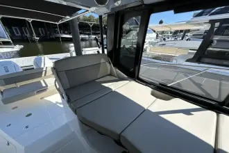Thumbnail von Boston Whaler 365 Conquest