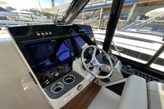 Thumbnail von Boston Whaler 365 Conquest