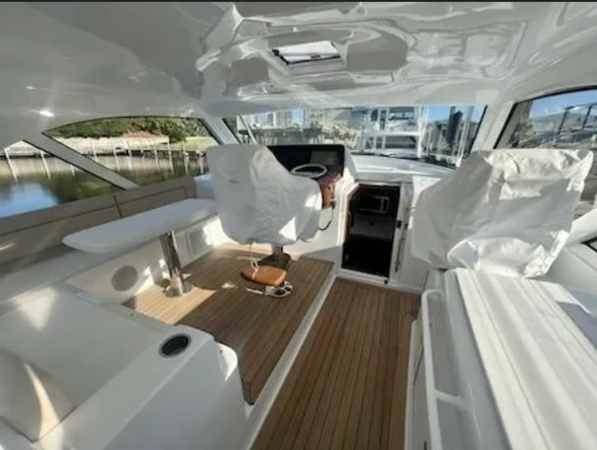 Thumbnail von Hatteras 45 Poco A Poco