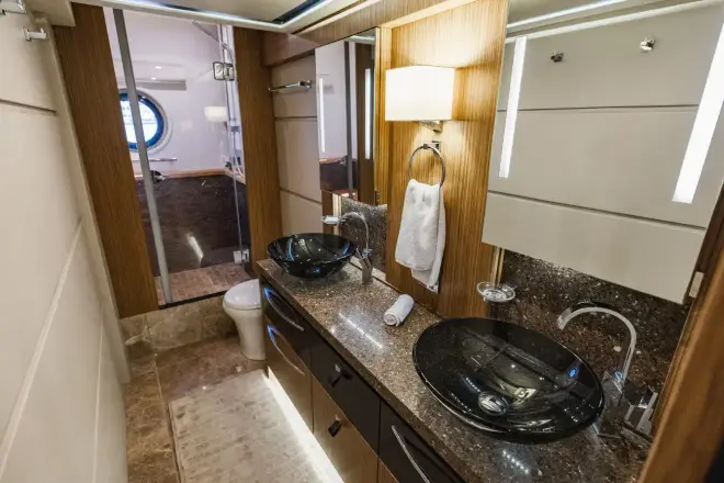 Sea Ray L650 Fly denkt, es ist seins