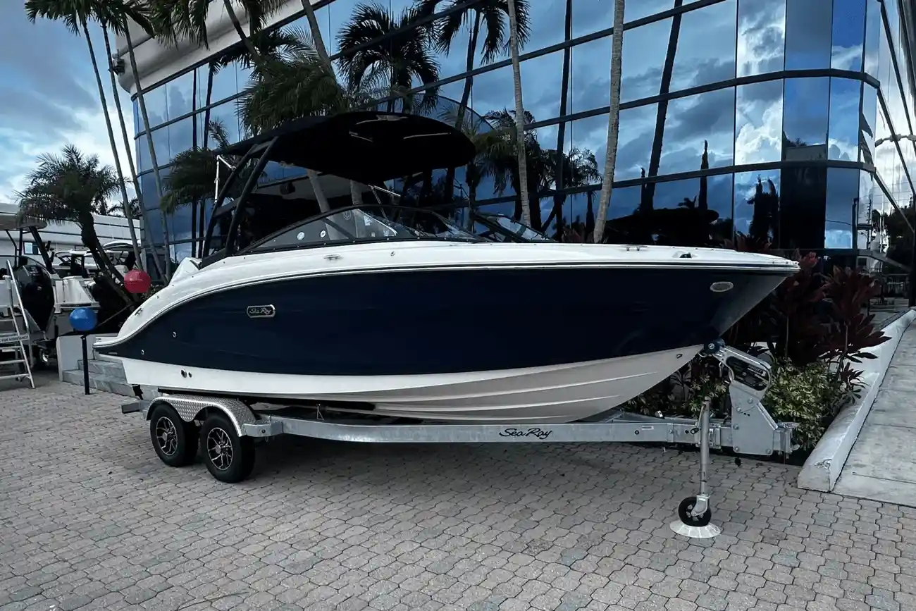 Sea Ray SPX 210 buitenboord