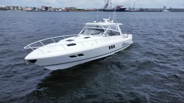 Intrepid 475 Sport Yacht