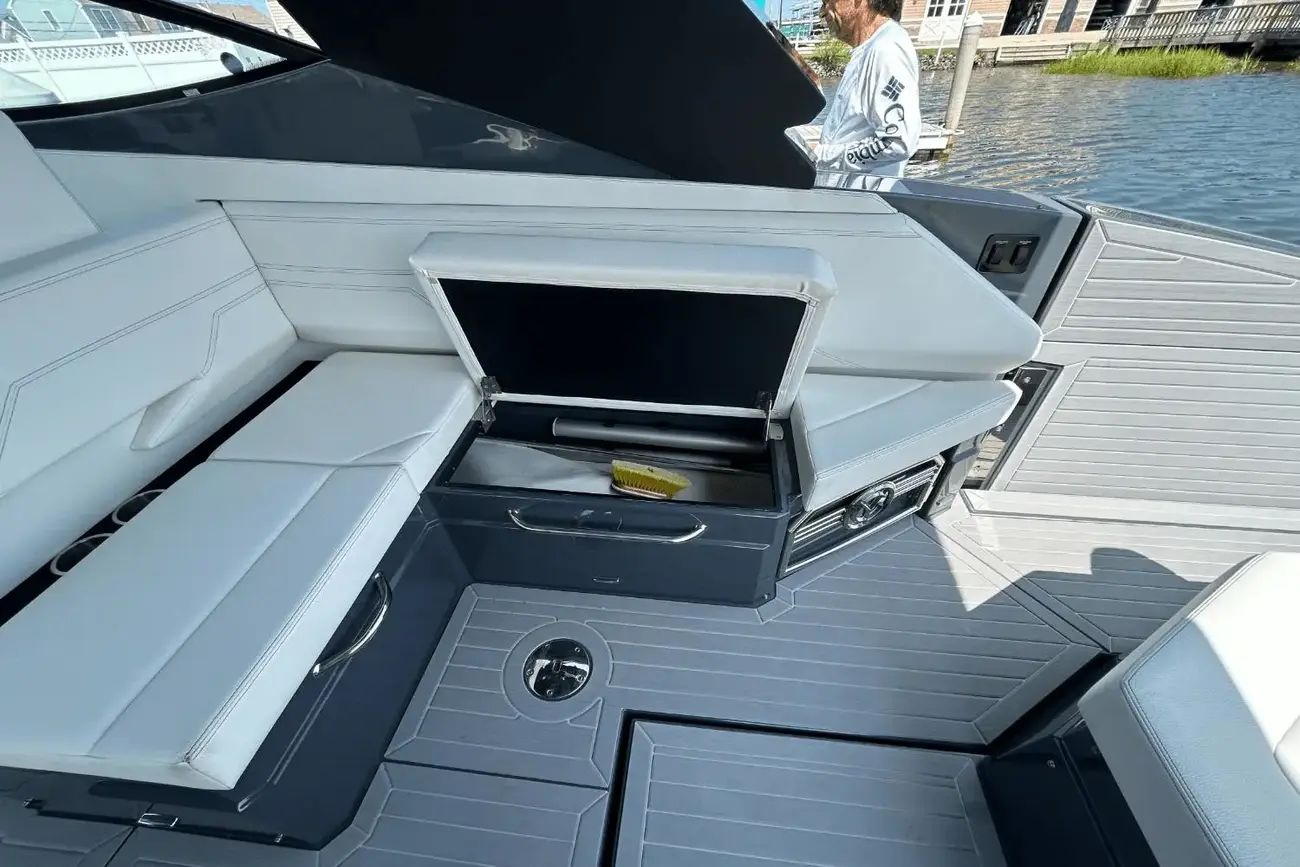 Thumbnail von Cruisers Yachts 38 GLS OB