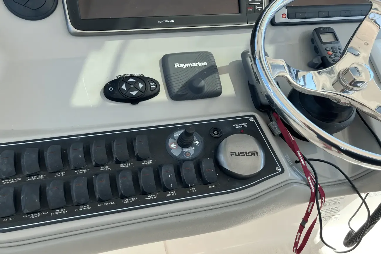 Thumbnail von Boston Whaler 345 Conquest