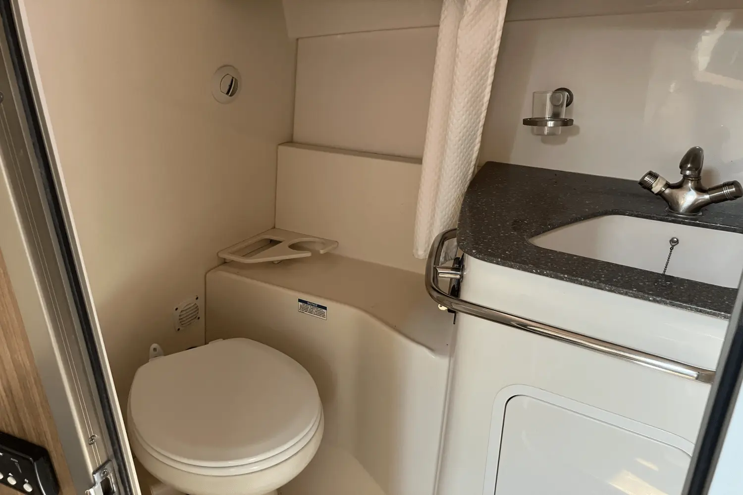 Thumbnail von Boston Whaler 345 Conquest