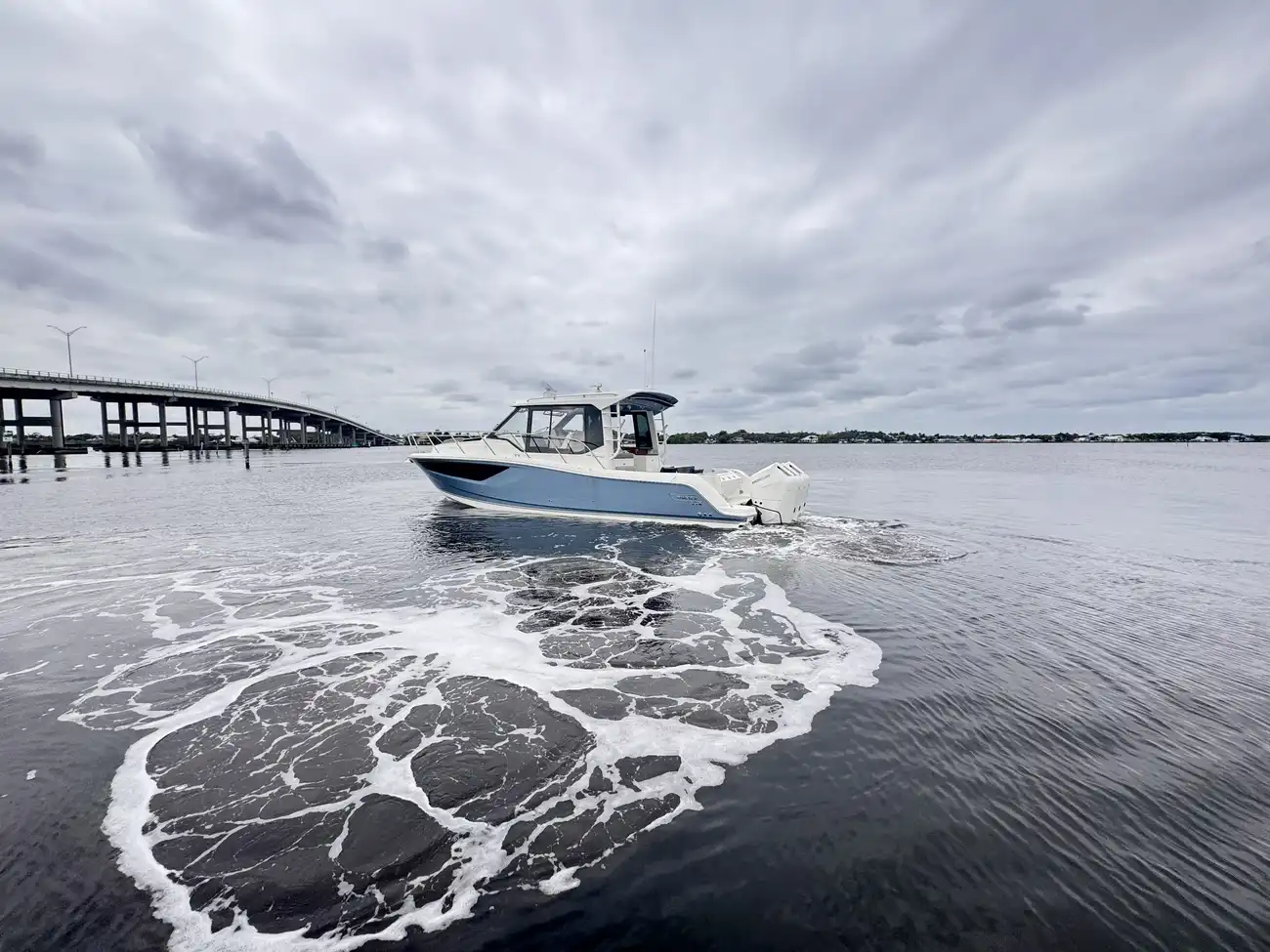 Boston Whaler 365 Conquest