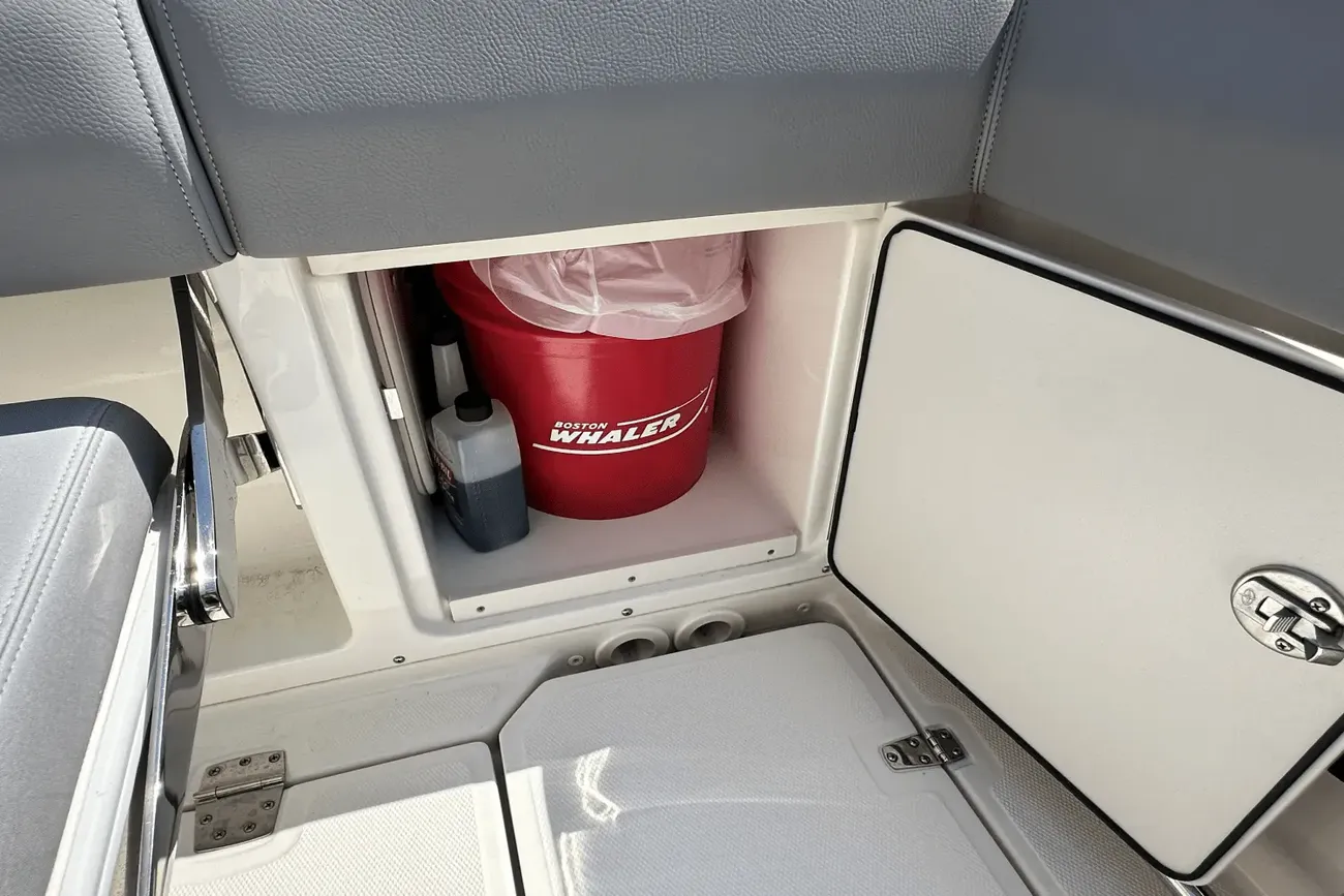 Thumbnail von Boston Whaler 330 Outrage
