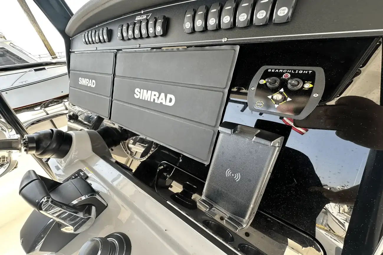 Thumbnail von Boston Whaler 330 Outrage