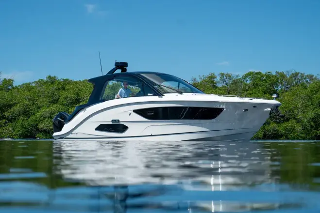 Sea Ray 370 Sundancer с внешним двигателем