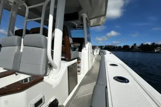 Thumbnail von Boston Whaler 360 Outrage