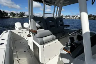 Thumbnail von Boston Whaler 360 Outrage