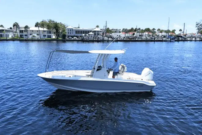 Boston Whaler 220 Dauntless