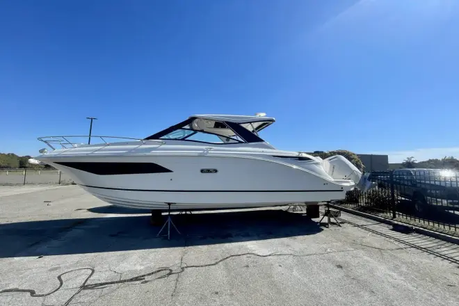 Sea Ray 320 Sundancer fuera de borda