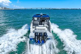 Thumbnail von Cruisers Yachts 50 GLS OB