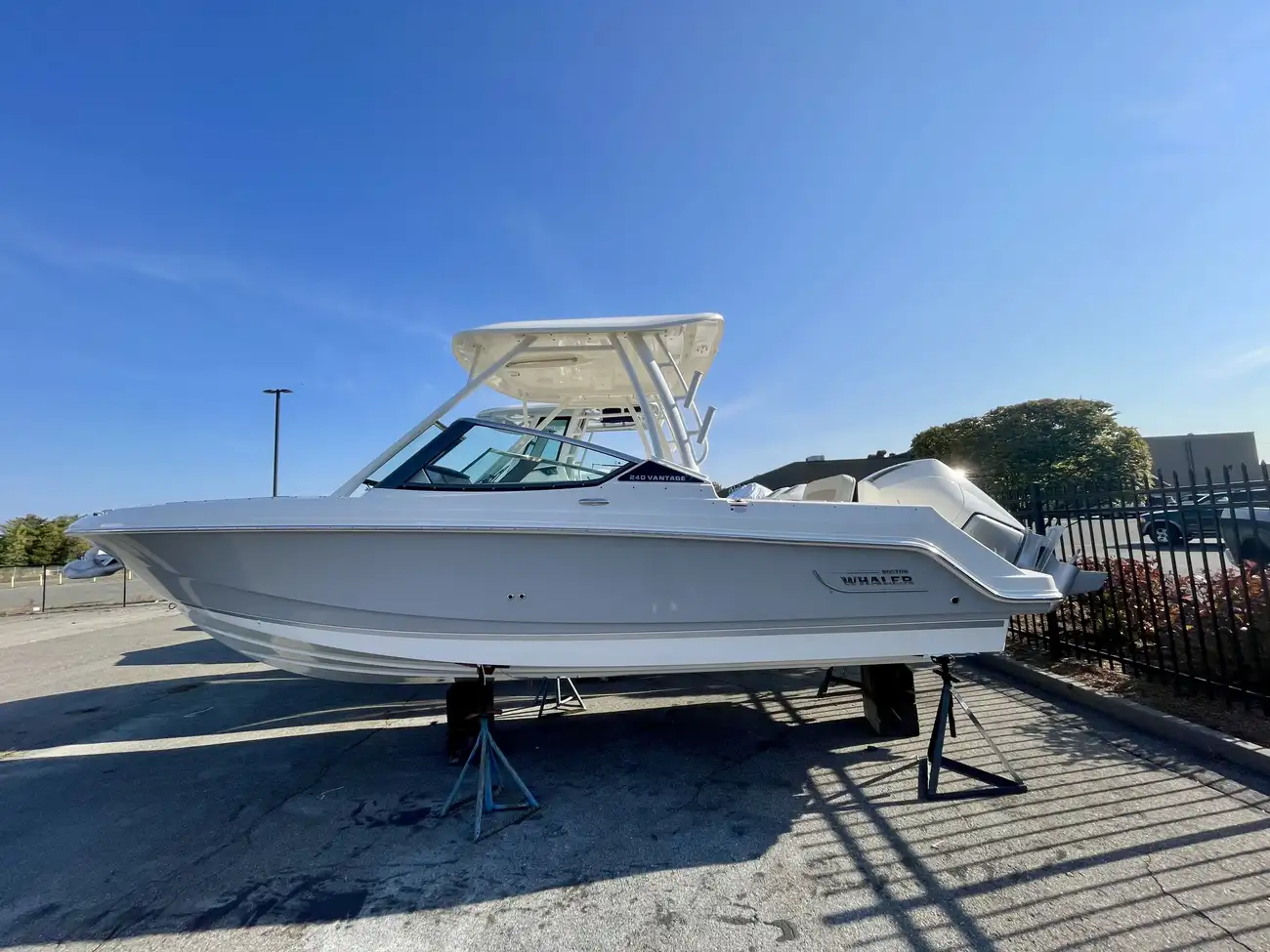Boston Whaler 240 Vantage