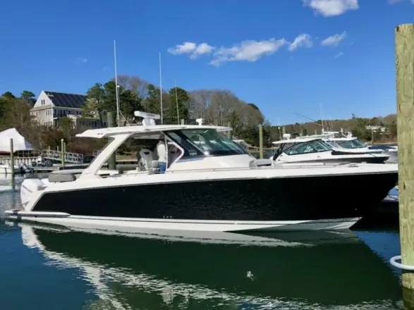 Tiara Yachts 38 LS Pogue Life
