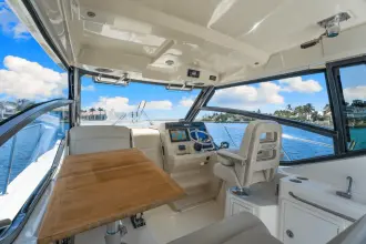 Thumbnail von Boston Whaler 325 Conquest
