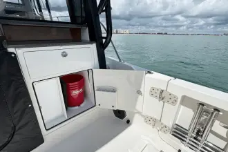 Thumbnail von Boston Whaler 365 Conquest