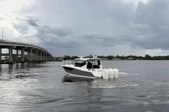 Thumbnail von Boston Whaler 405 Conquest