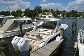 Thumbnail von Tiara Yachts 34 LS Station Break