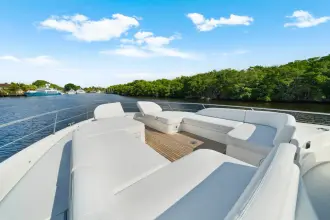 Thumbnail von Riviera 6800 Sport Yacht