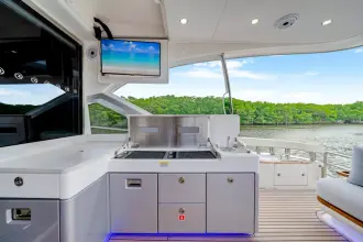 Thumbnail von Riviera 6800 Sport Yacht