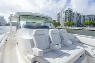 Thumbnail von Tiara Yachts 43LS