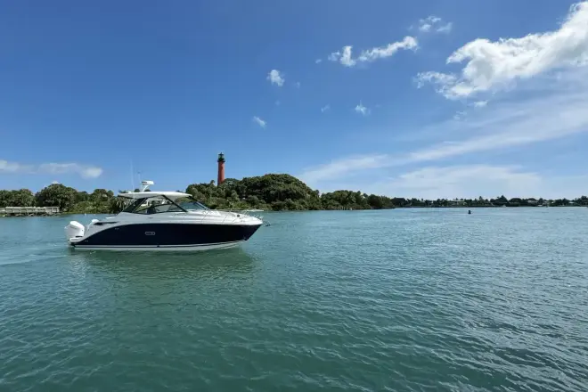 Sea Ray 320 Sundancer z silnikiem zewnętrznym