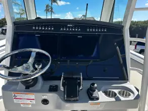 Thumbnail von Boston Whaler 330 Outrage